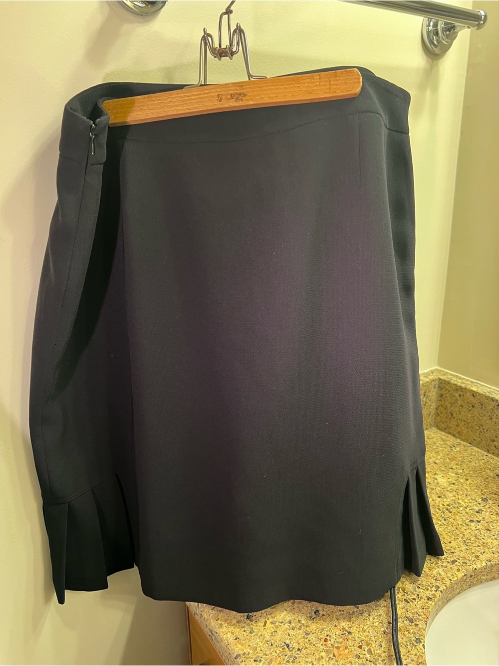 Tahari Black Women’s 2 Piece Suit Size 14P Tailored Blazer & Skirt, Like New - Picture 11 of 13